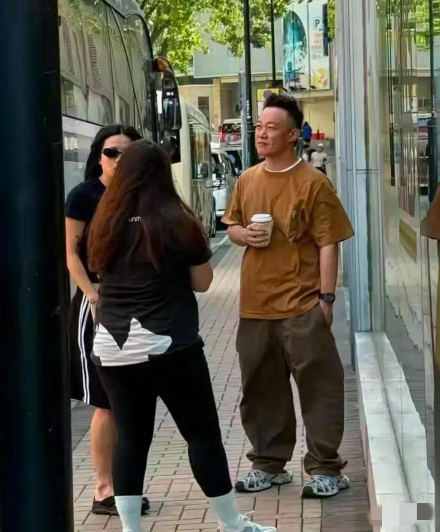 51岁的陈奕迅在香港街头被偶遇：穿着虽休闲，但皱皱巴巴；发型虽拉风，但更显头长额