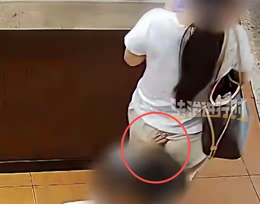 在还不会擦屁股的年纪，被定了一个“摸屁股”的罪名，都说老虎的屁股碰不得，看来小熊