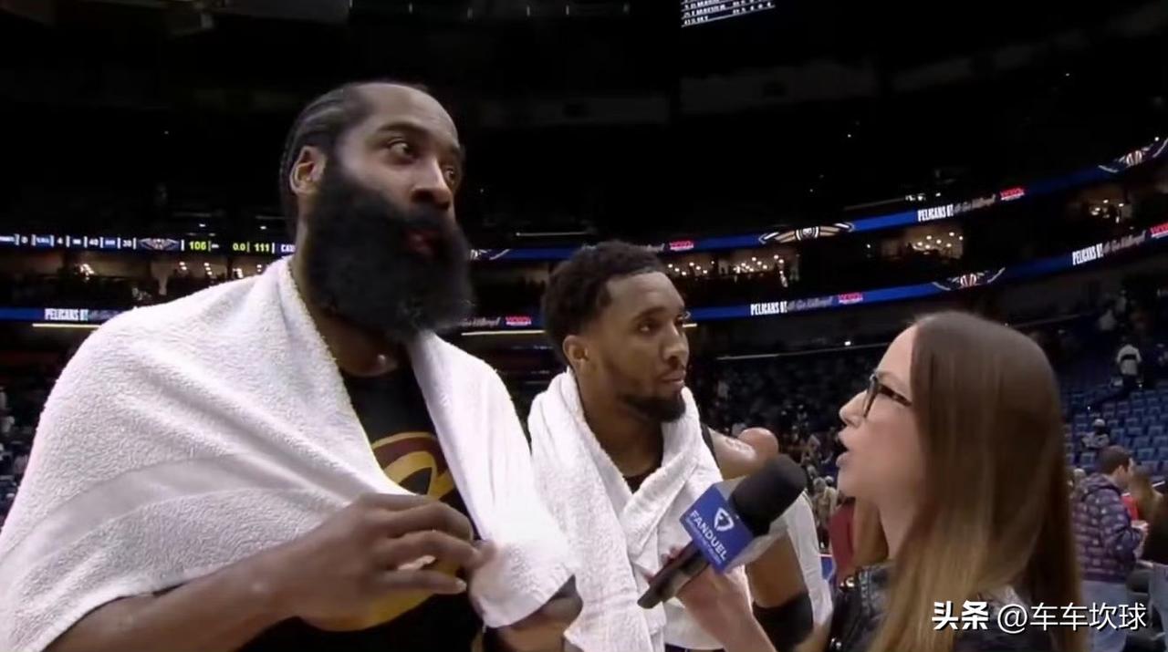 米切尔在与哈登赛后谈鹈鹕逆转取胜时表示：我们相信彼此[笑哭]真爱？

“现阶段最