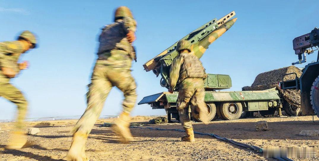 边关月 【强军早报 】军事早知道1、冬日，新疆军区某部开展机动训练。2、近日，海