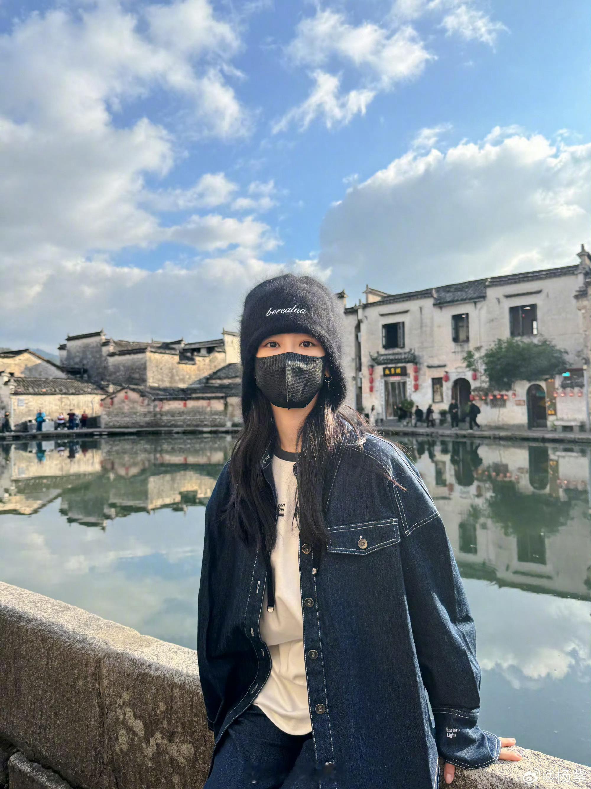 杨紫带piupiu打卡宏村  hi，紫妹！hi、李祯！hi，小piu仔[爱你] 