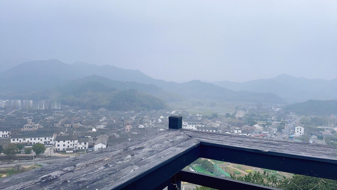 中年主妇心满意足的一天：

早上八点半起床，走到早餐店吃一碗馄饨，很舒服。

回