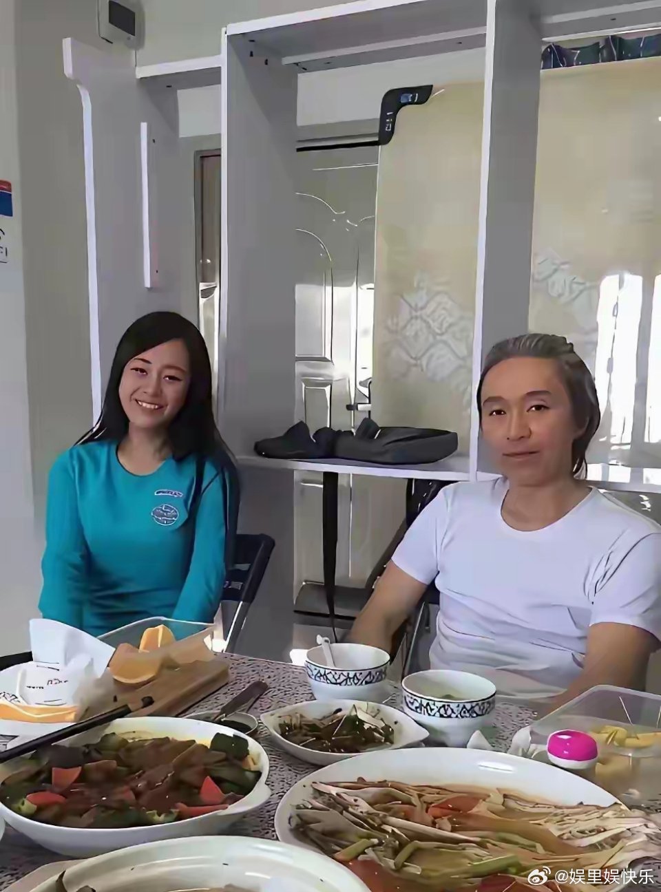 周星驰真的好讲究，一个碗吃饭，一个碗喝汤。 