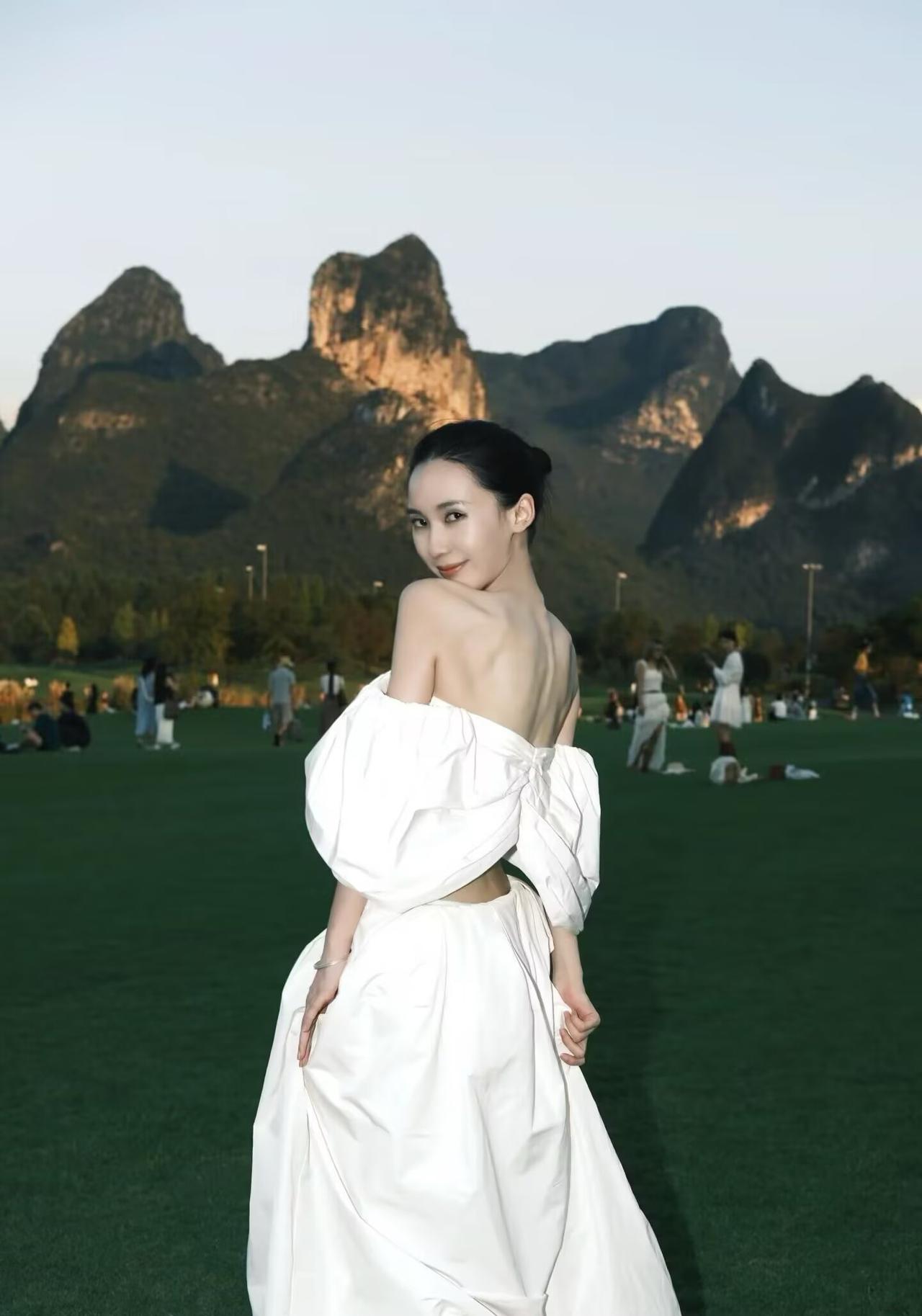 女人在没有感觉的男人面前， 都会高冷又禁欲， 而在自己爱的男人面前， 都是幼稚，