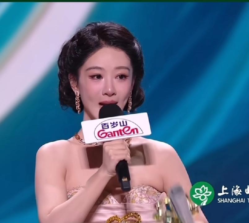 杨紫拿白玉兰，一点遗憾，爸爸妈妈没来现场，杨紫获奖感言时，最后特别提到感谢父母，
