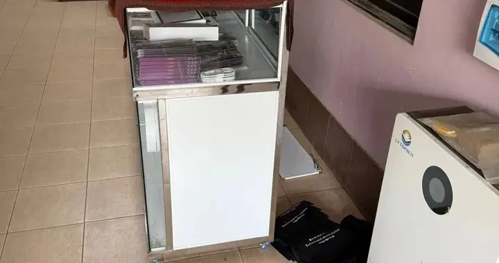 “连铁门打开的声音都没听到”缅甸仰光手机店遭洗劫，柜台全空了