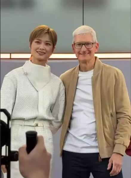 现在才明白，
资本为啥那么喜欢李宇春，
不是因为李宇春人气高，而是因为李宇春的格