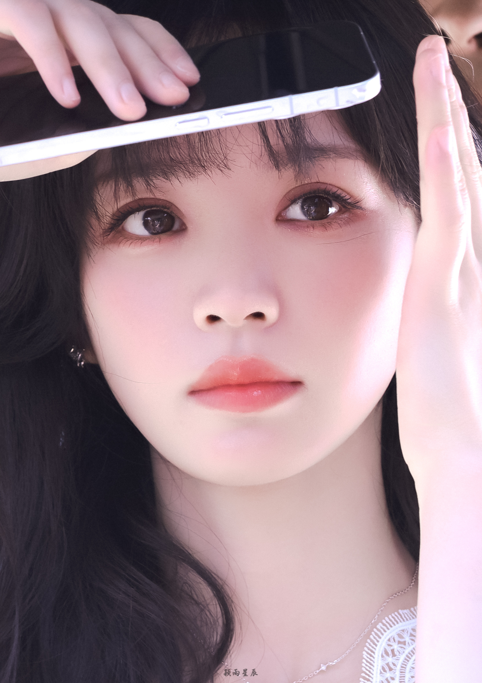 田曦薇好锋利的下颌线 名品下颌线氛围感拉满，优越头骨与骨相相辅相成。褪去软萌滤镜