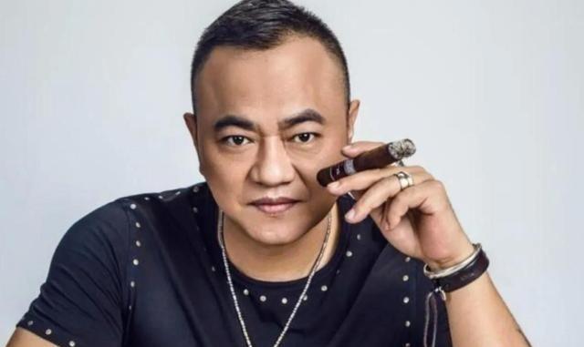 2004年，赵本山的保镖张家豪去酒吧消遣，无意刮蹭到一辆斯巴鲁，车主嚣张的向他索