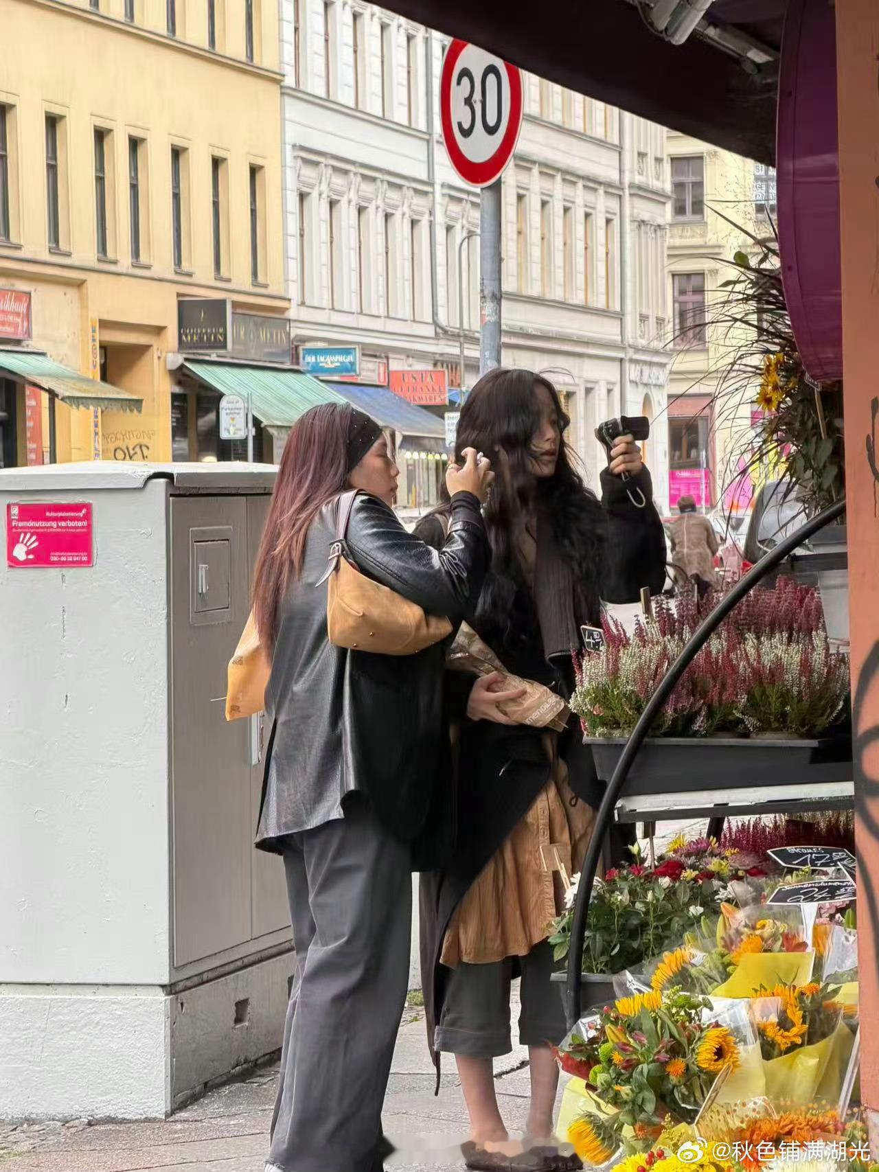 柏林偶遇欧阳娜娜有网友在柏林偶遇欧阳娜娜，好羡慕，为什么不是我遇到[拜托][拜托