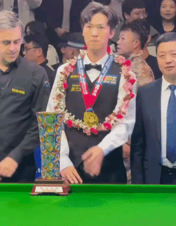 两位国外专家现场“鉴宝”。
一位斯诺克专家，
另一位也是斯诺克专家，
为了玉山特