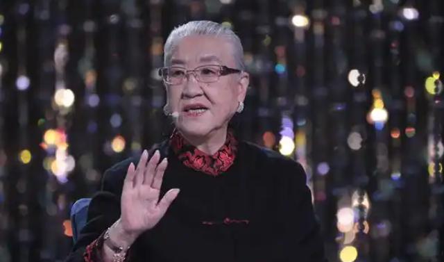 原国防部长耿飚的长女，一夜之间被查封了所有资产，她选择出走美国。在离开时她发誓：