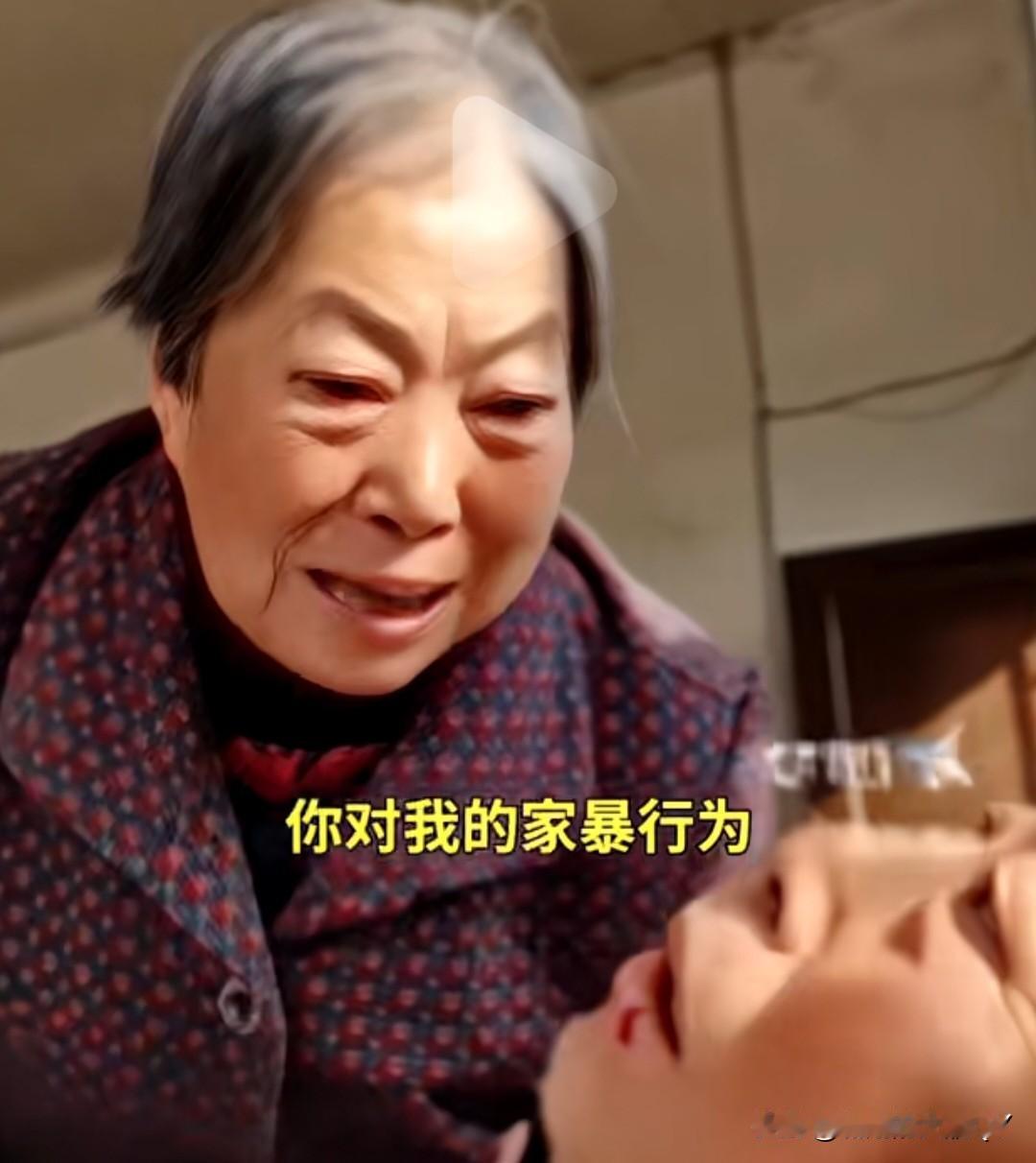 瞧瞧这户人家。
在乡下，住着一对年逾七老八十的老夫妻。
有天老头突发脑血栓瘫在床