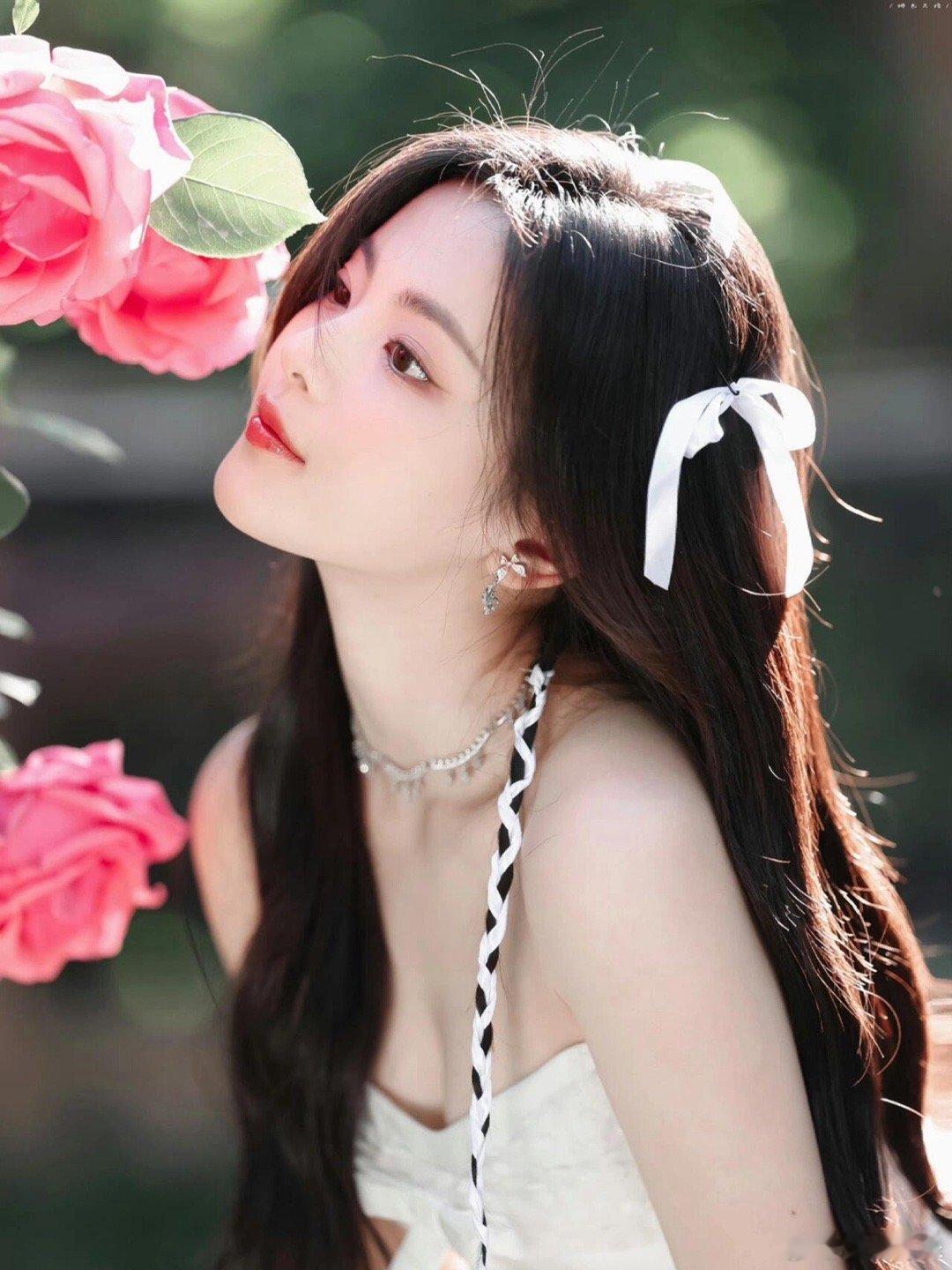 #杨超越[超话]#  真的好爱小羊这组照片，已被小羊美晕，真的太喜欢了杨超越｜壁