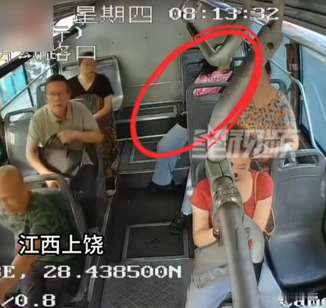 江西上饶一公交上，一女子晕倒了。司机想改道送她去医院，问：“先送医行吗？”谁知，