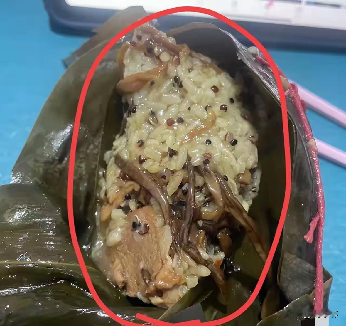 家人们救命！表妹寄的肉粽，打开惊见除肉与米，还有深色条状物。

这深色条状物可能