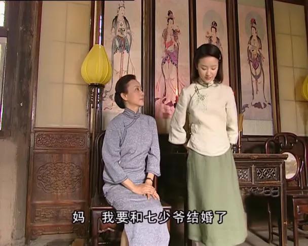 冷太太一开始把冷清秋当捞女利用。

冷清秋跟金燕西谈恋爱，冷太太不反对，但是冷清