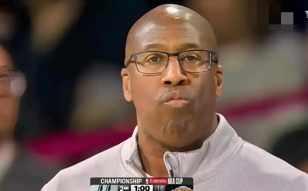 炒掉年度最佳教练的24小时后，他们找到了一个刚被炒的冠军教头。
你见过刚领完奖就