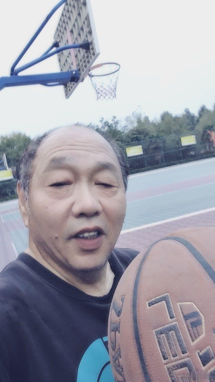 4：4：3，30个罚球线位置投进11个。100个三分球投进25个。 ​​​