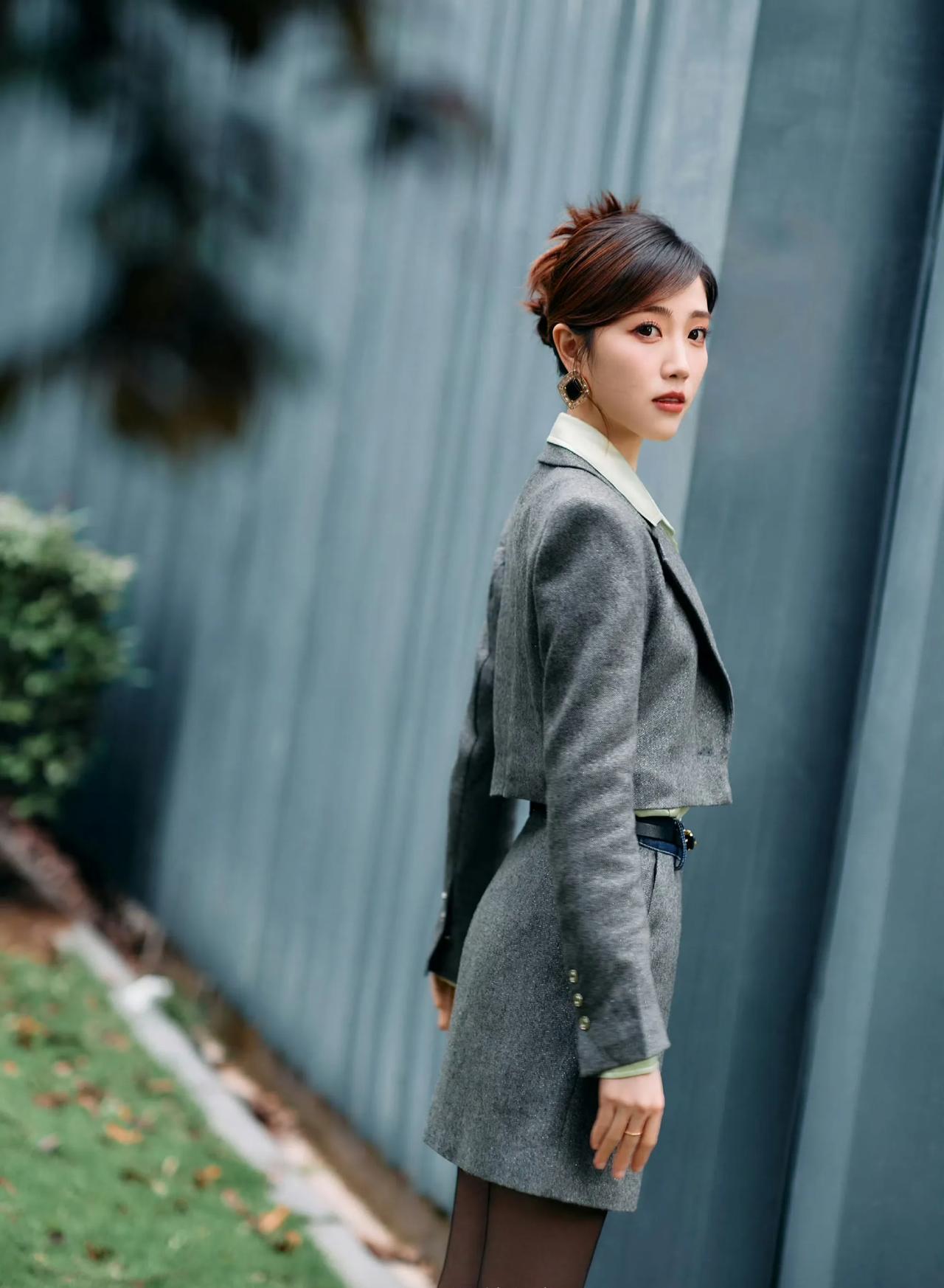 她的颜值在地方台主持人中绝对能排进前三。做为福建姑娘的她，有着南方姑娘温婉柔美的