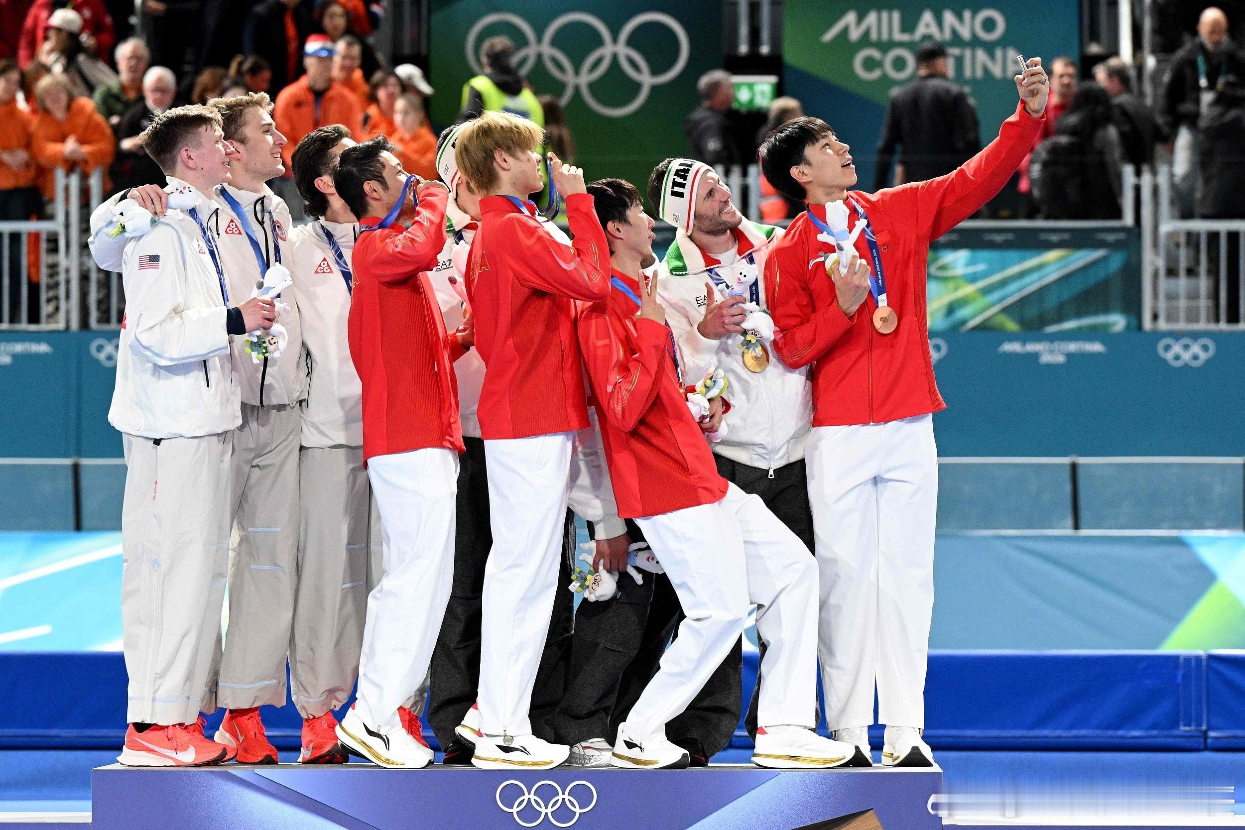 中国速滑男团0.09秒绝杀四人同心聚力，0.09秒绝杀对手拼得铜牌，咪咕见证这热