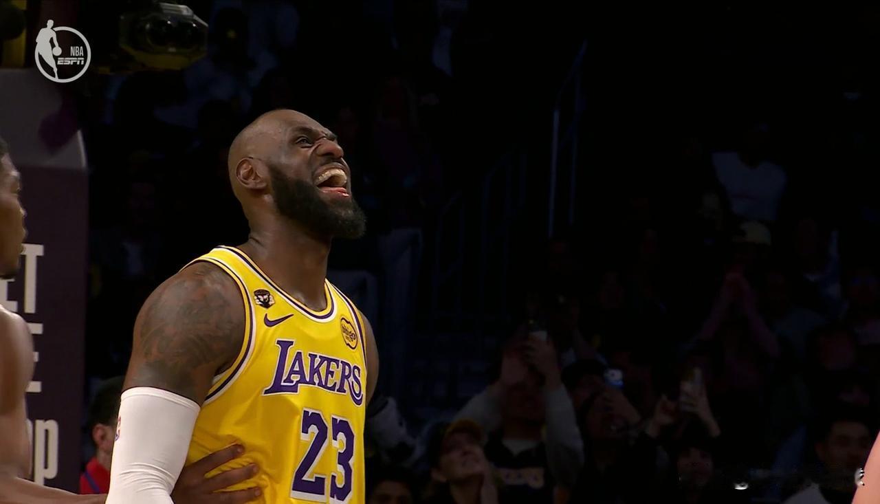 湖人老将詹姆斯的情商真是太高了！在今天湖人主场以125：122击败快船的赛后采访