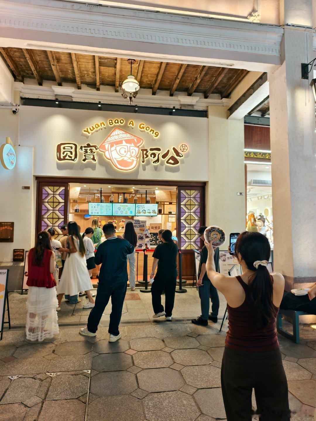 中山商业城建观察录 富华酒店挂招牌亮灯，可惜招牌字体不带灯光自发亮效果⭐？！  