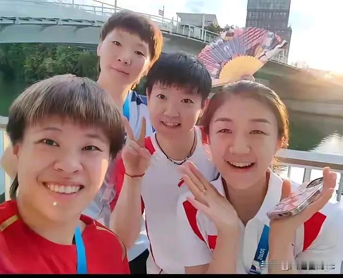 国乒四朵金花巴黎奥运的快乐时光！