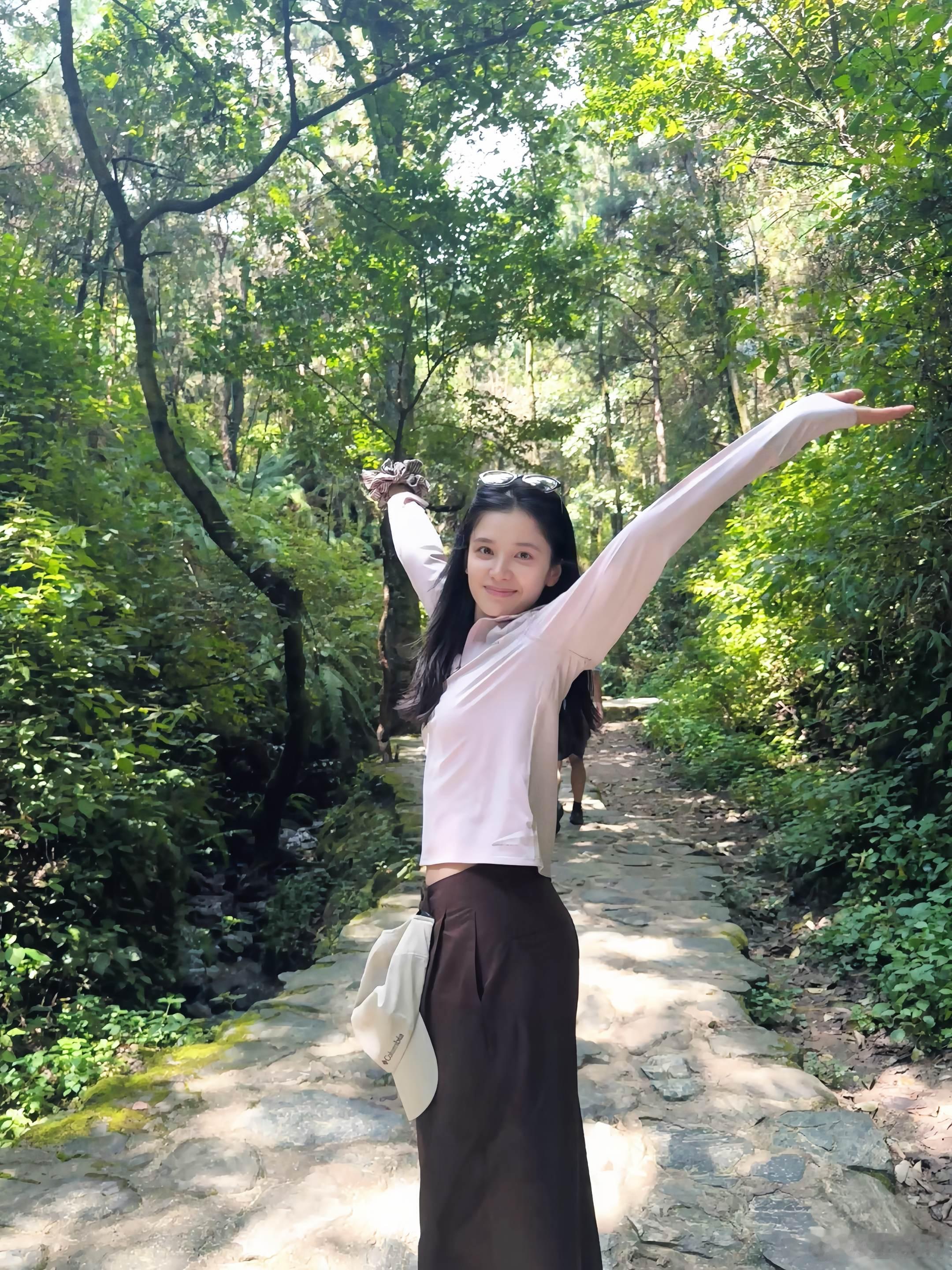因为你明媚了起来 张婧仪爬山ootd张婧仪素颜爬山照 ​​​