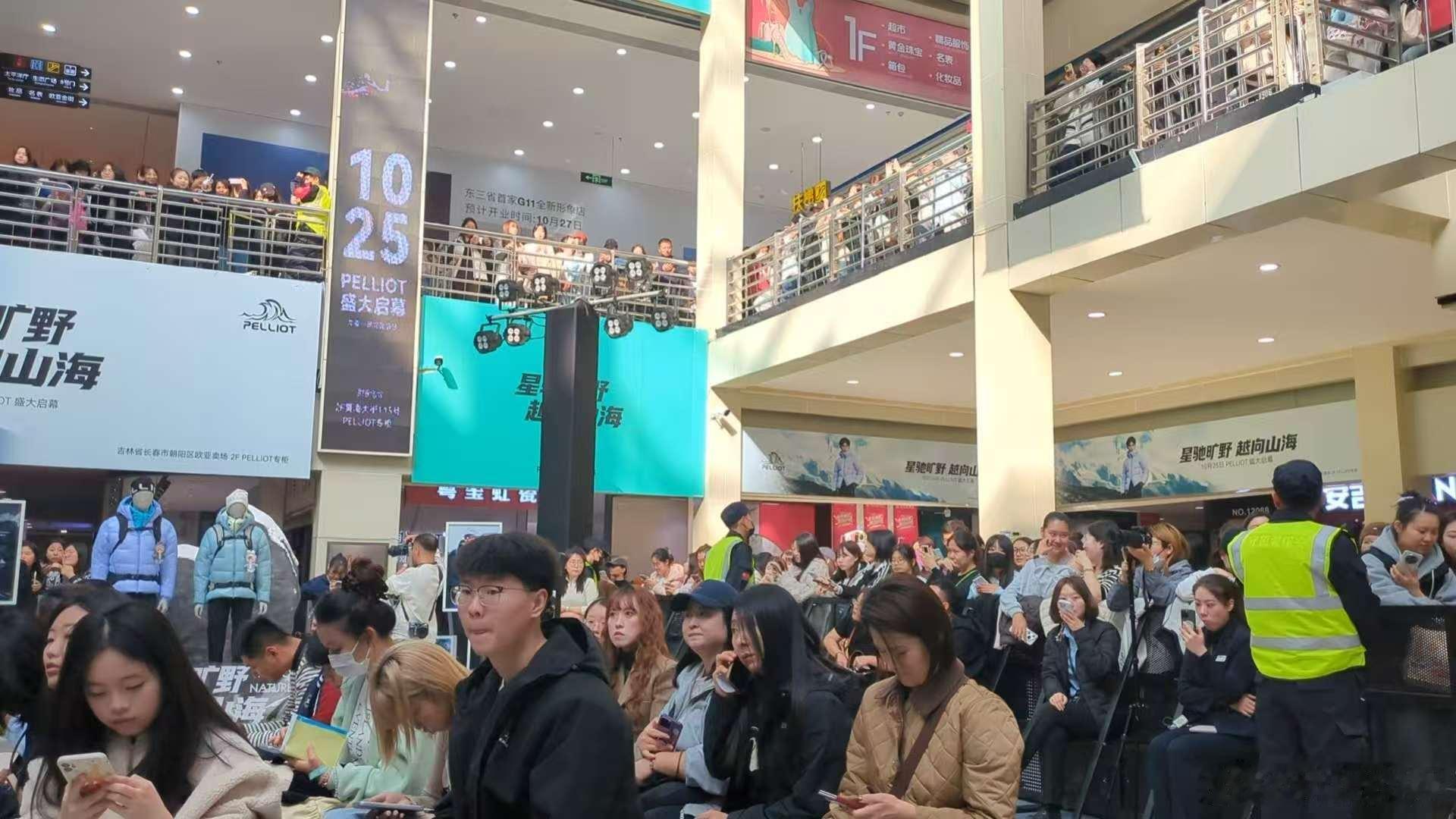 王星越长春线下状态秒了  人们喜爱王星越！王星越长春线下状态秒了，现场好热闹，王