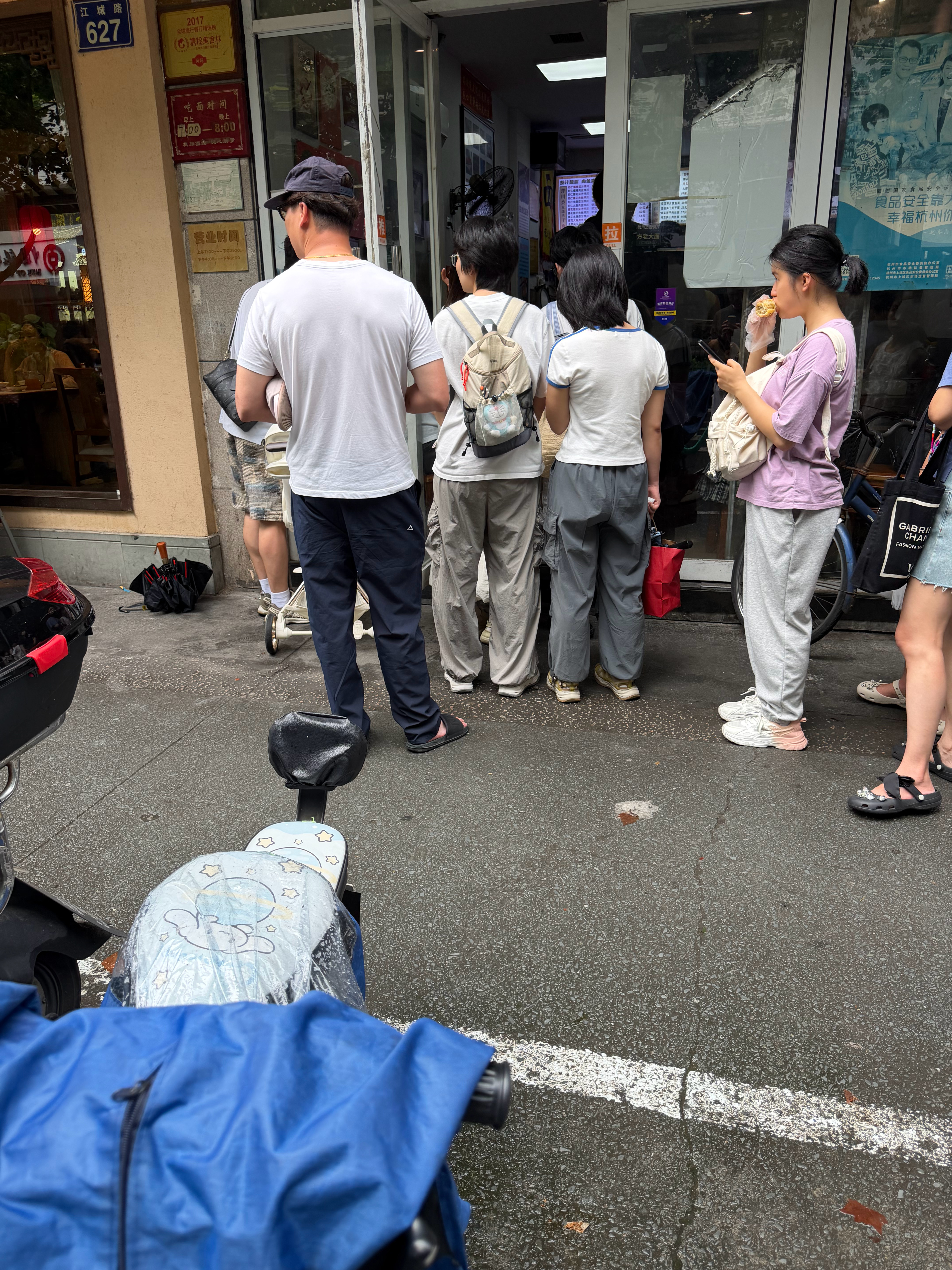 一碗面排队40分钟，如果不是董事长好这一口，给我一千块我也不愿意。 杭州·方老大