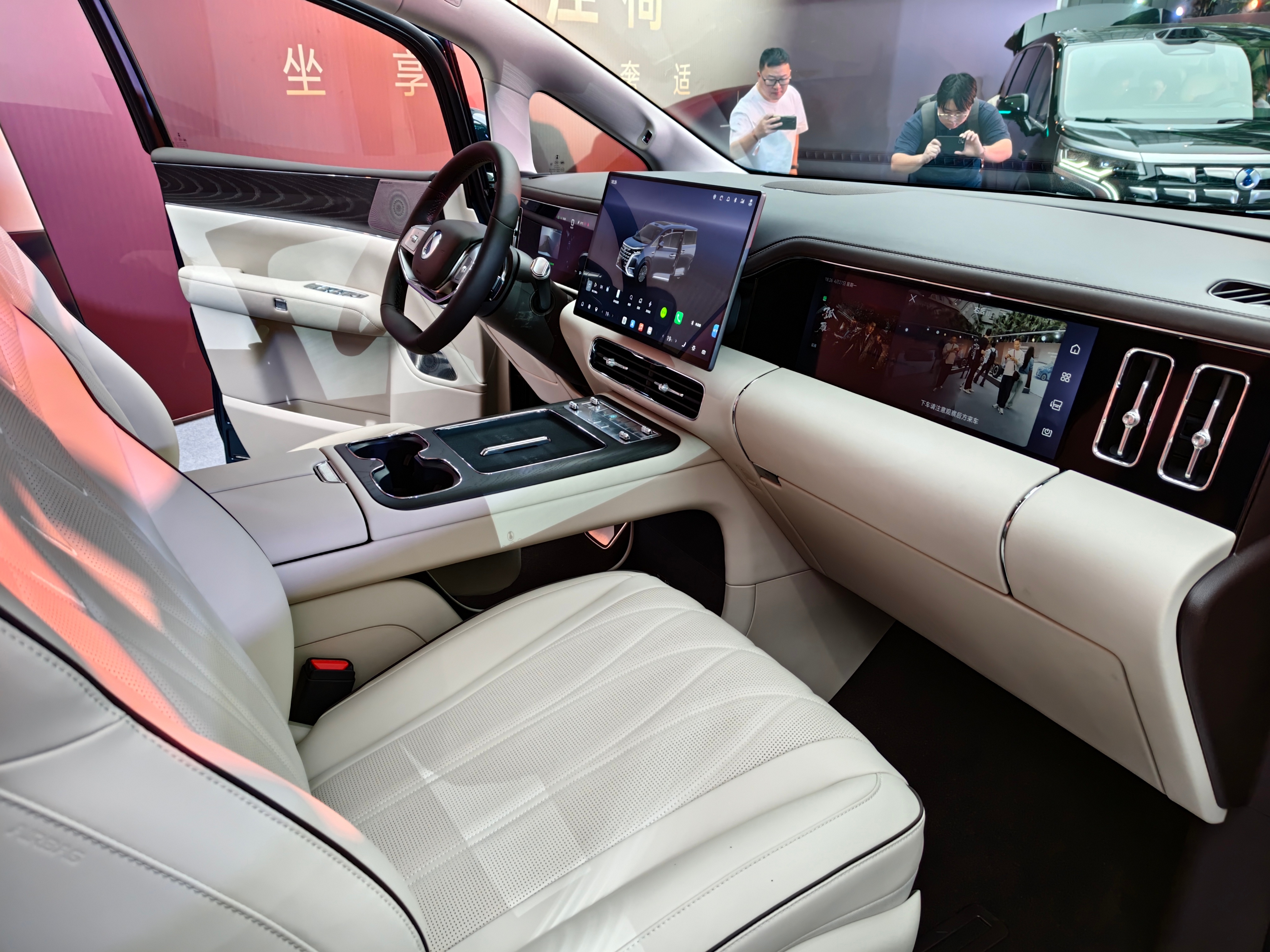 第二代腾势D9今晚正式上市，搭载第二代刀片电池及闪充技术，纯电续航800km，插