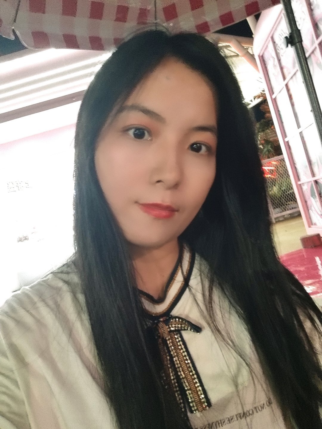 在韩国逛一圈，半街美女都在往鹅蛋脸微调，我这直接出厂自带，省了几十万韩元的手术费