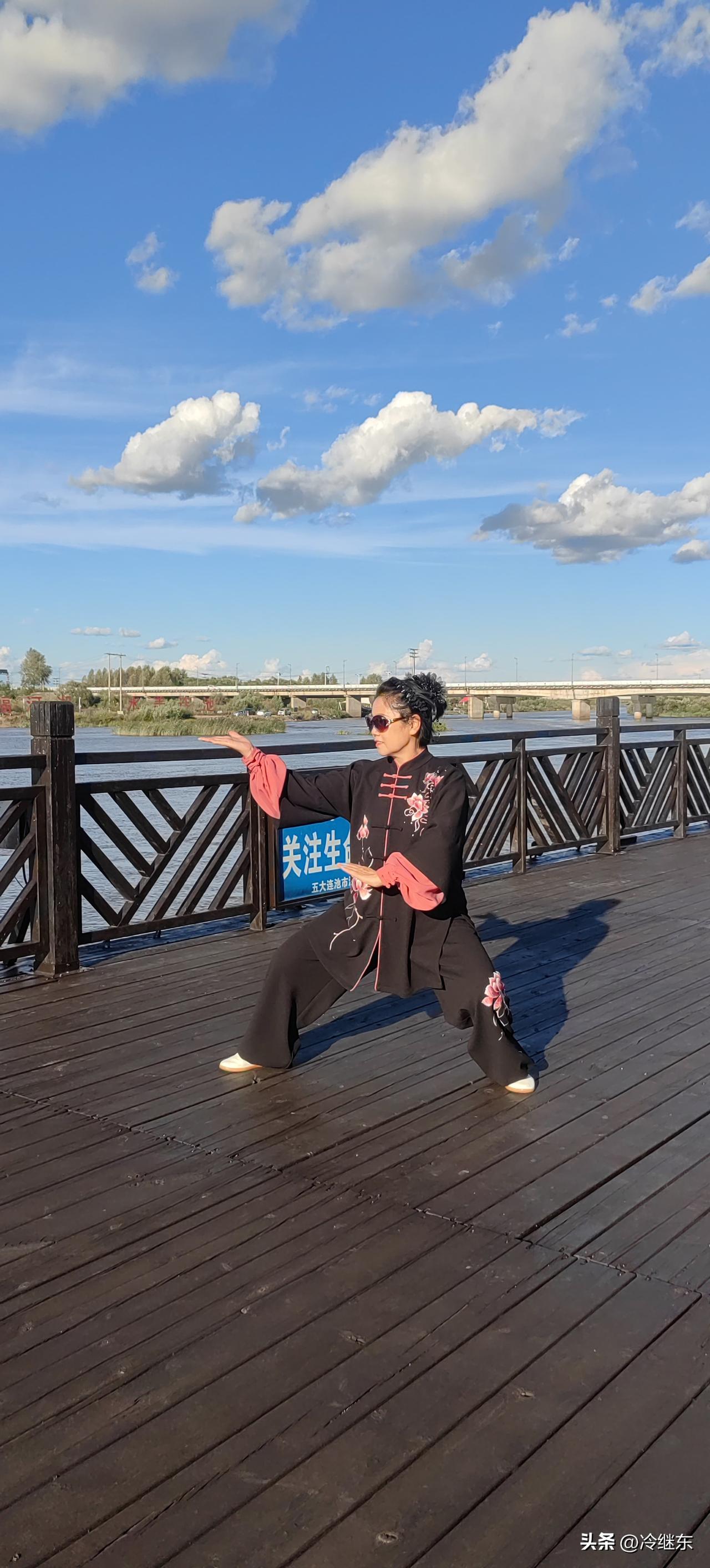 章子怡社交平台晒写真美照，这个问题值得讨论吗？我觉得不值得。
   因为，讨论章
