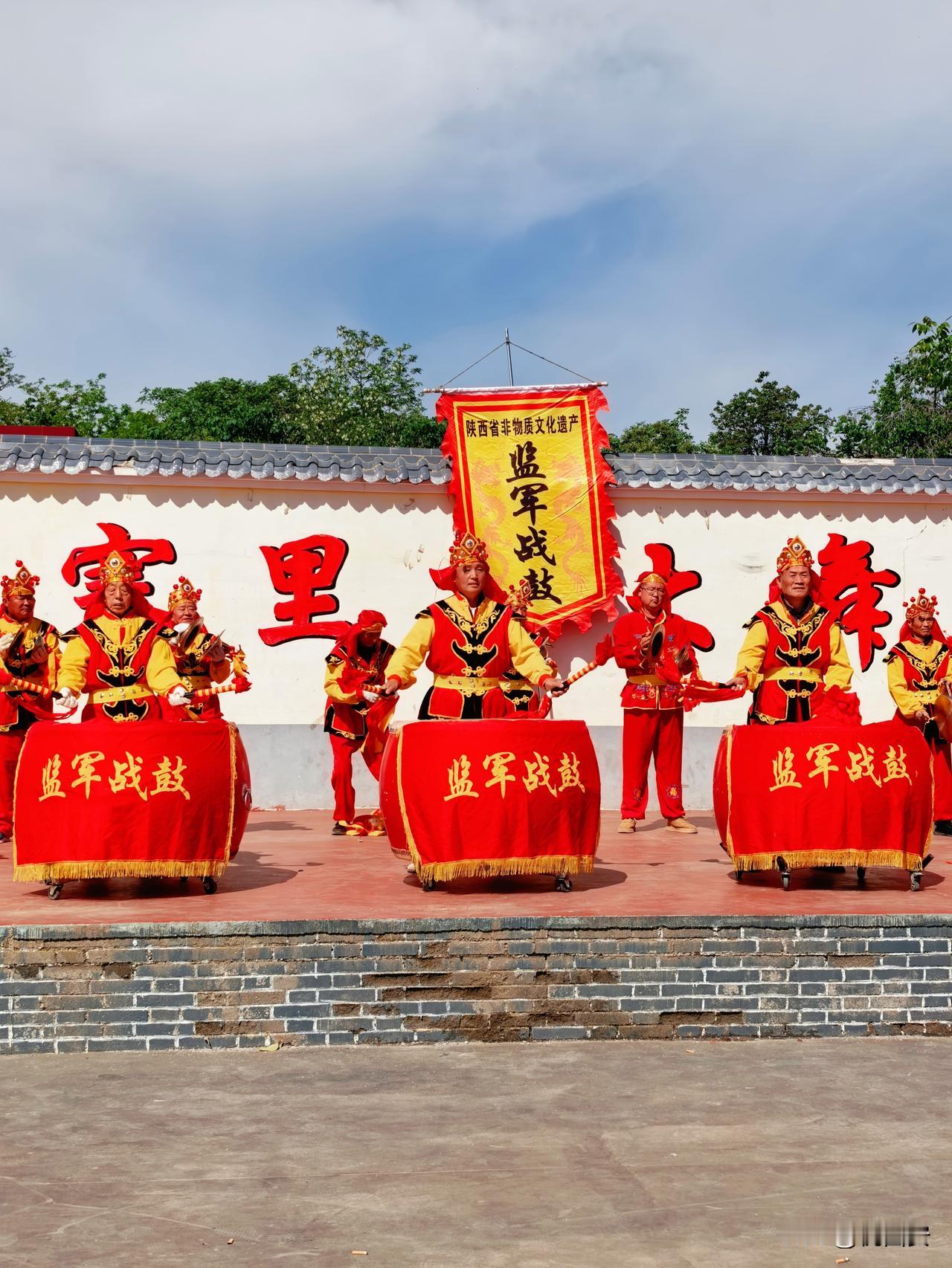 谁说非遗都得静悄悄的？来到咸阳永寿县监军街道寨里村，悦君体验了一把被监军战鼓“硬
