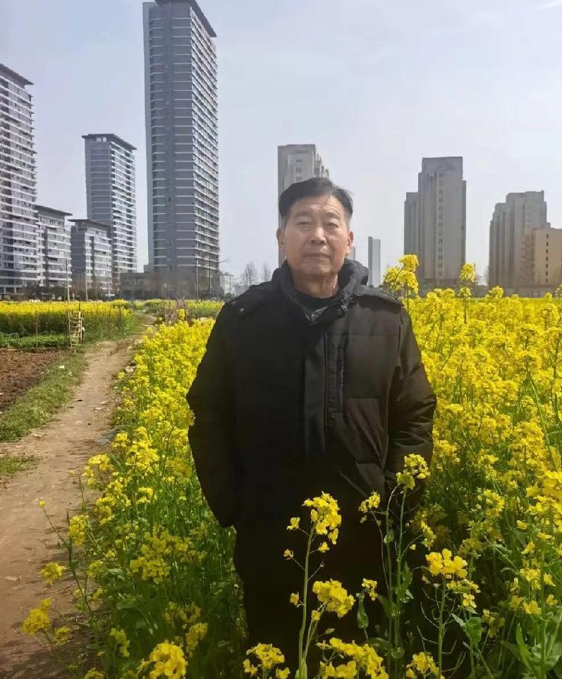 宽二爷今日发作品，晒出了一望无际的油菜花，配着兴奋欢快的音乐，全程一言不发，不少