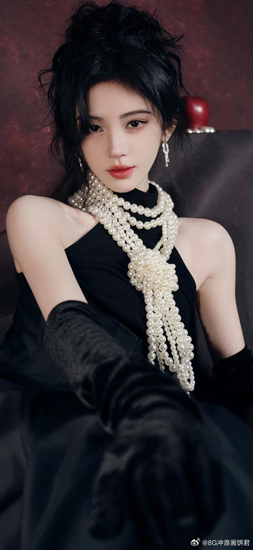 不愧是鞠式美学 从妆容到氛围感，从眼神到肢体语言，每一个细节都在诠释什么叫“高级