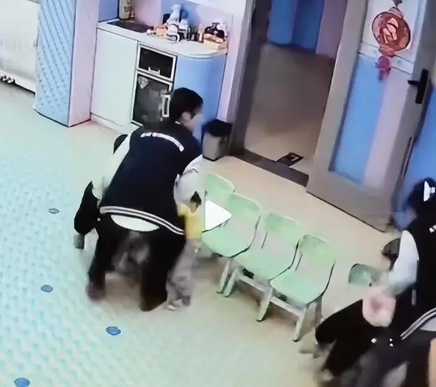 “这位幼师火了！”，近日宁夏银川，发生了地震，18岁的幼师尝试抱起4个孩子，事后