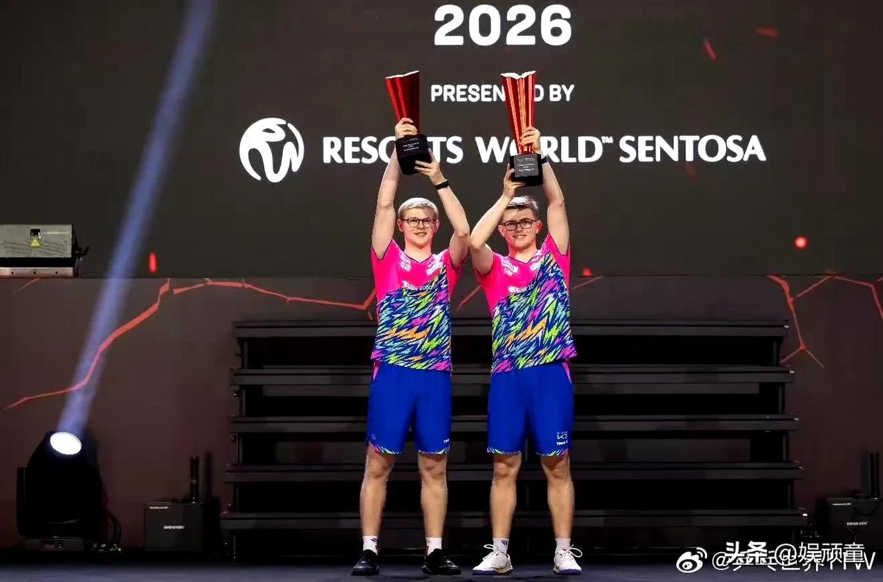 打乒乓球应该对膝盖的考验最大！
WTT新加坡大满贯，运动员颁奖合影，很多运动员的