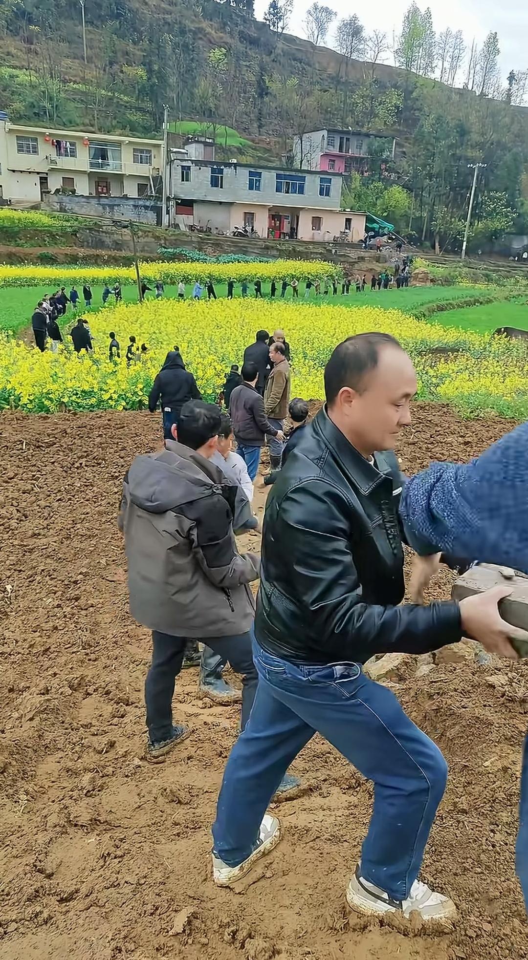 这是在搞什么活动呢？从村头到山前的这段小路上，密密麻麻全是人，一眼望过去，活脱脱