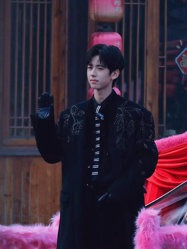 林子烨长开了林子烨这成长轨迹太惊艳，小时候萌态可爱，像小团子戳中人心。长大后帅气