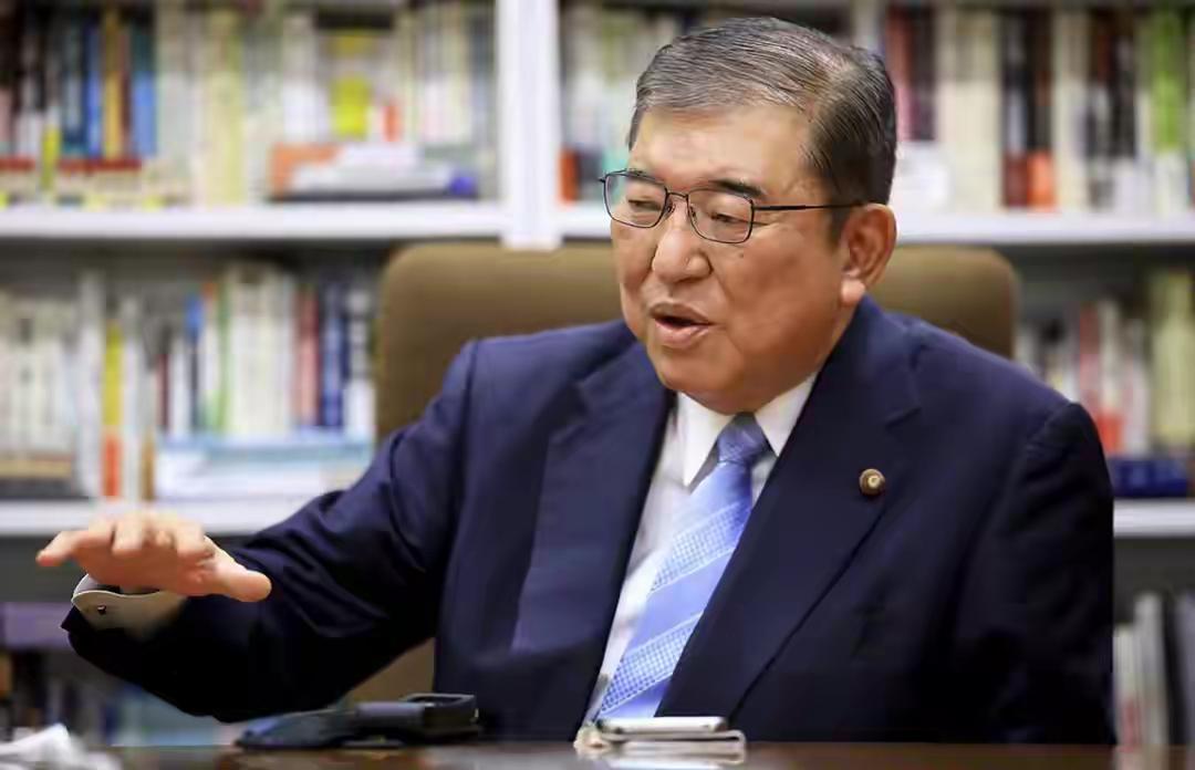 上千人围堵日本首相官邸，石破茂为高市早苗找补：她只是过过嘴瘾