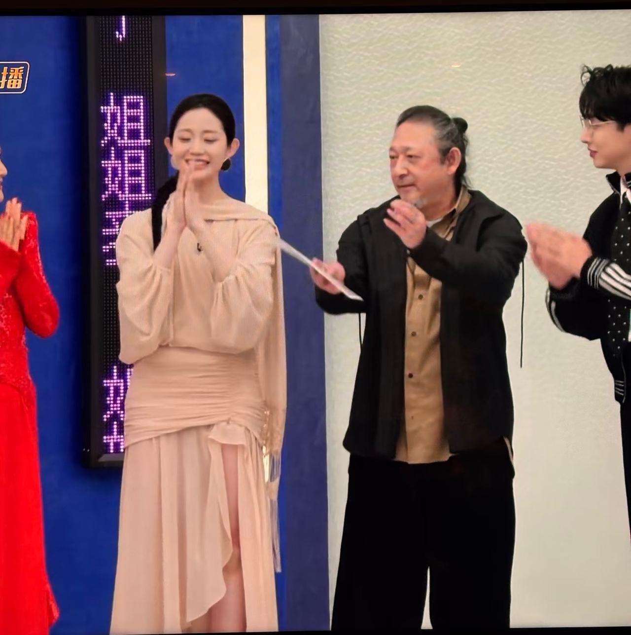 看了十几分钟才发现她俩是夫妻
一开始以为是歌手和音乐制作人
后来觉得是父女
接着