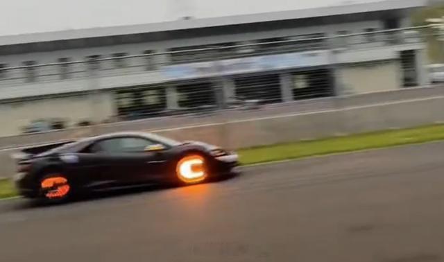 #新能源汽车# 【仰望U9赛道测试轮毂“冒火星”？车身重达两吨，零百加速2秒级】