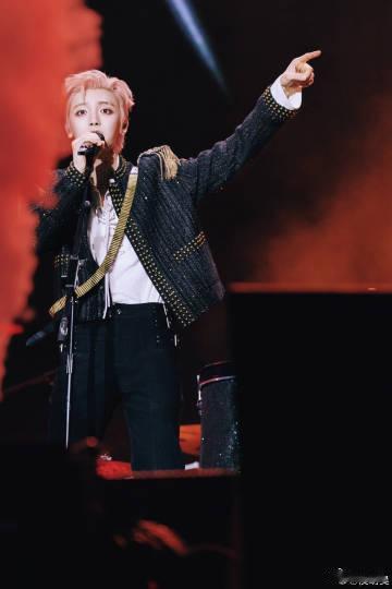 侯明昊舞台粉吃太好了 现场没有过度修音加持，原声演唱清晰通透，长时间连续表演依旧
