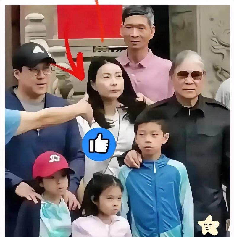 豪门媳妇带孩子捡垃圾，霍家教育彻底变天。
霍启刚手机拍下郭晶晶超市排队结账。
三