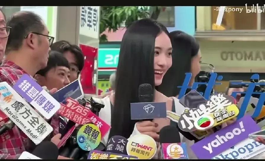 小S的二女儿，长得确实非常漂亮，说话又温柔好听。
说梦见具俊晔很瘦，然后夹菜给他