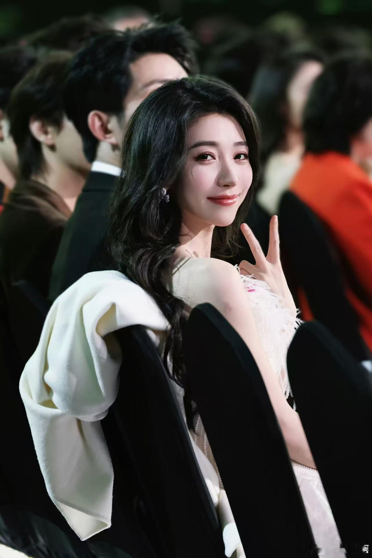 谁来管管短剧演员的出发图 越来越多人发现短剧艺人的审美有多能打，每一张出发海报都