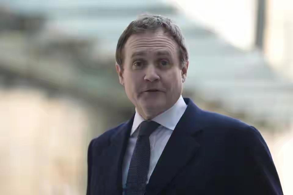 英国《标准晚报》6月15日报道，英国前安全事务大臣图根哈特对伦敦手机信号质量进行