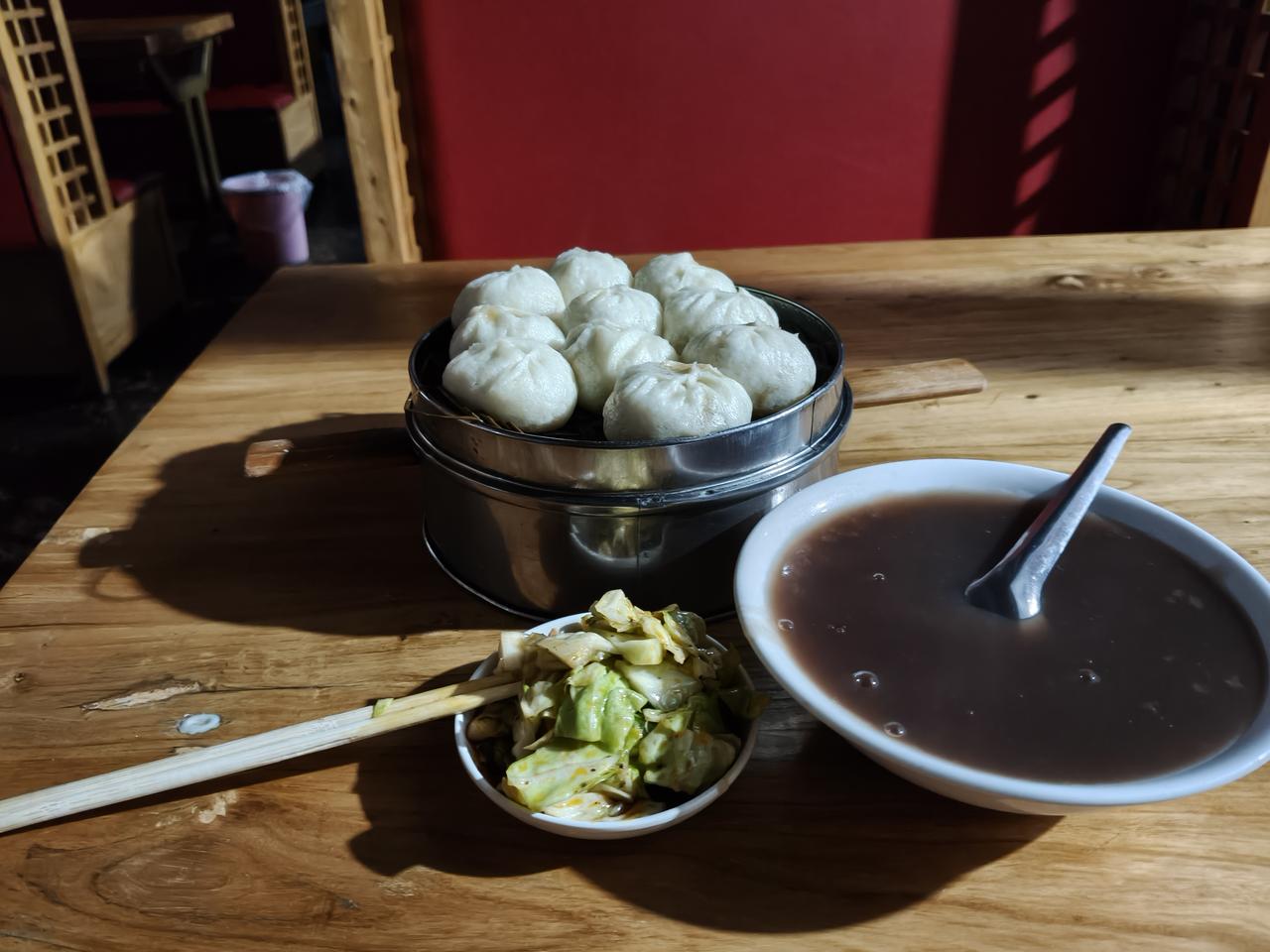 每天临下班做的一件事就是吃早点。吃早点。
    上了一夜的班，下班前给电车充上